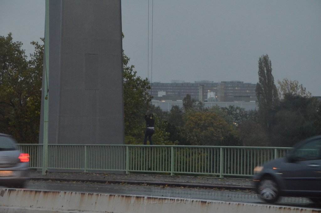 Einsatz BF Hoehenretter Koelner Seilbahn Hoehe Zoobruecke P2161.JPG